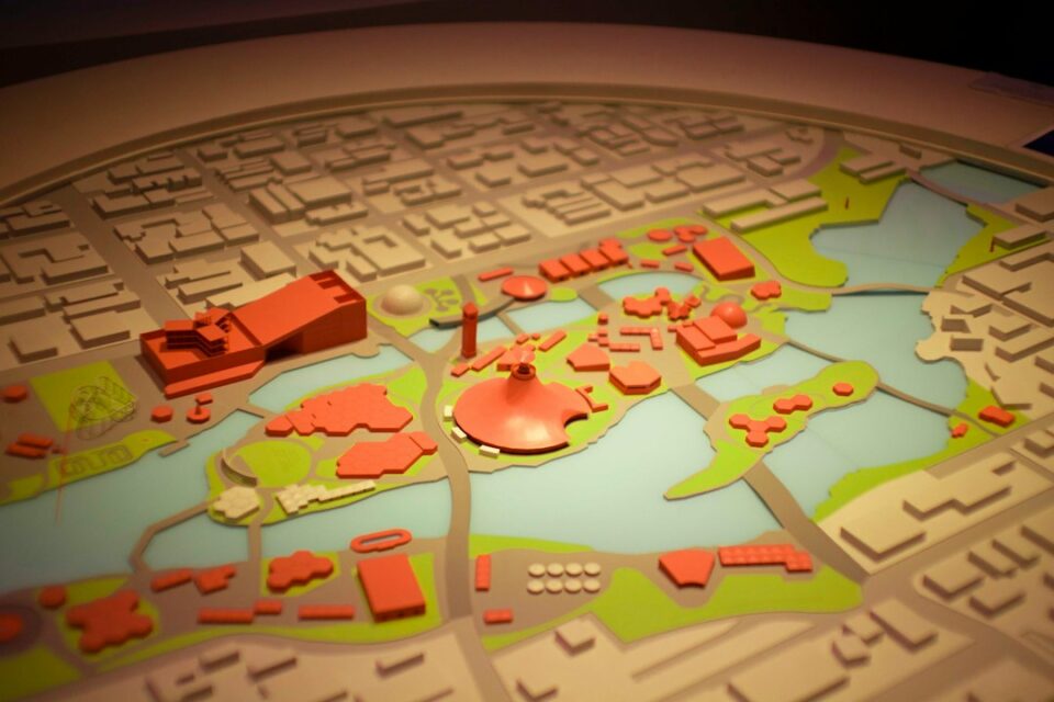 Map and lease checklist for retail site selection